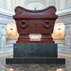 Tumba de Napoleón Bonaparte bajo la cúpula del Palacio Nacional de los Inválidos. Wikimedia Commons